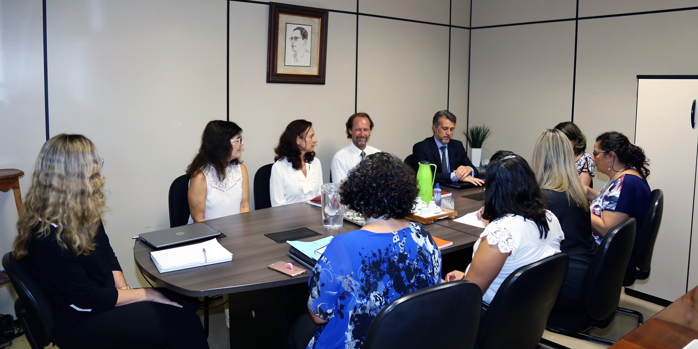 Os servidores do TCE-RJ foram recebidos pela equipe da Escola de Contas (Foto: Su Bernardes)